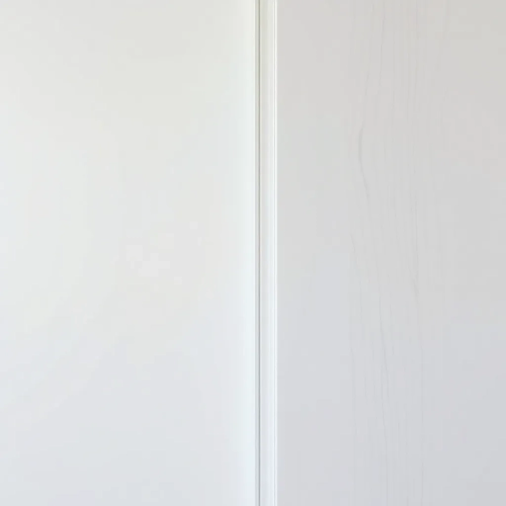 Białe drzwi malowane czy w okleinie