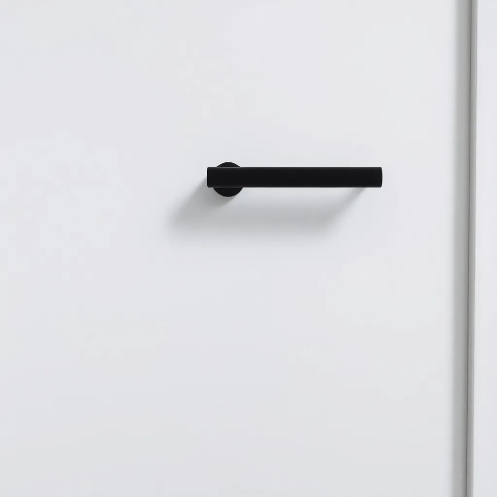 Czarne klamki do białych drzwi