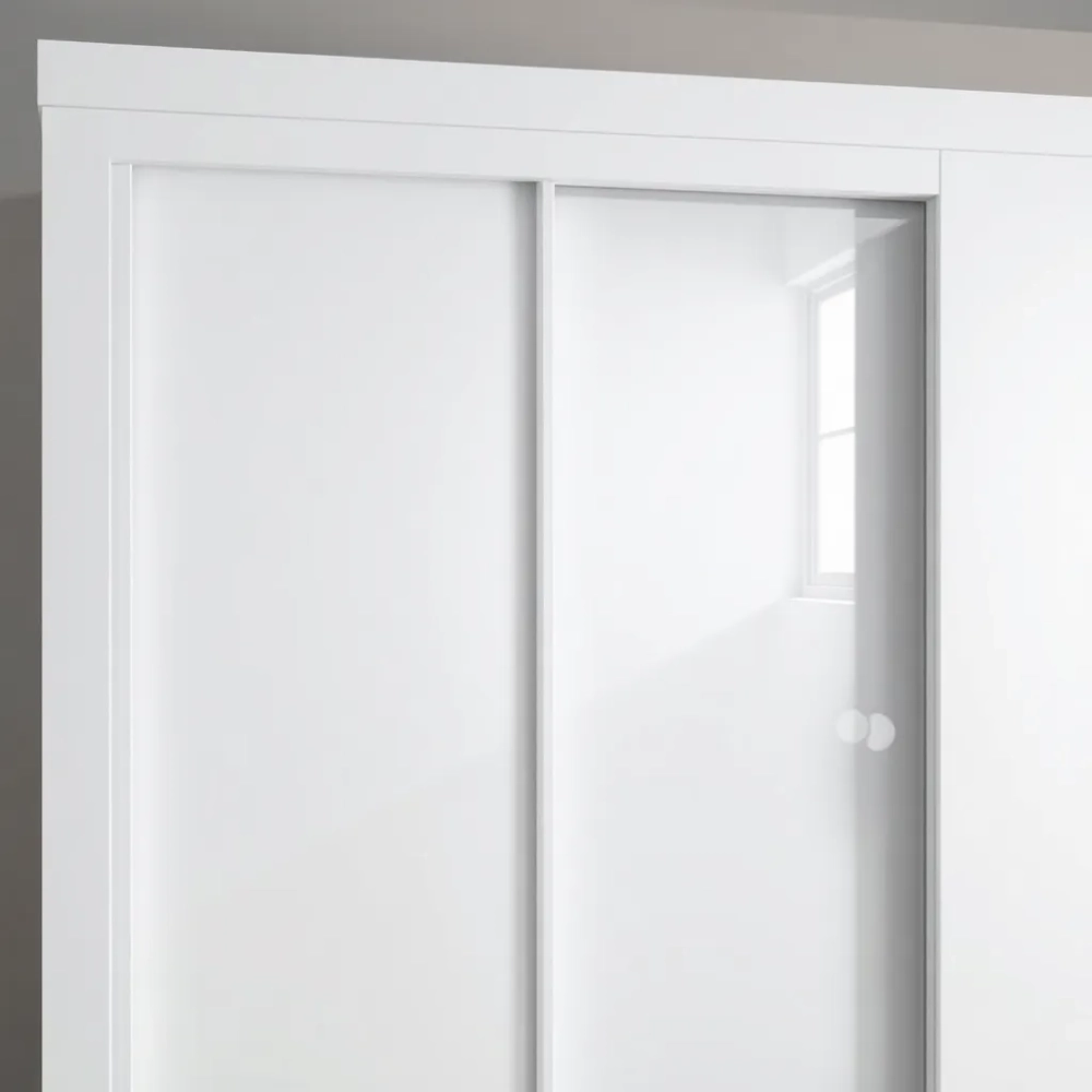 Montaż lustra na drzwiach szafy