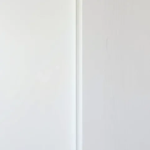 Białe drzwi malowane czy w okleinie