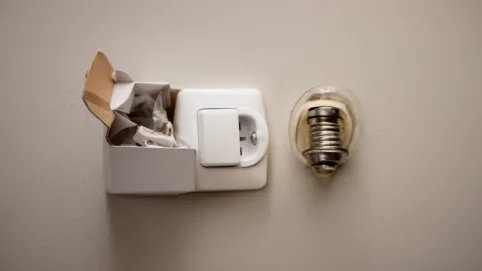 Czy włącznik schodowy można użyć jako zwykły