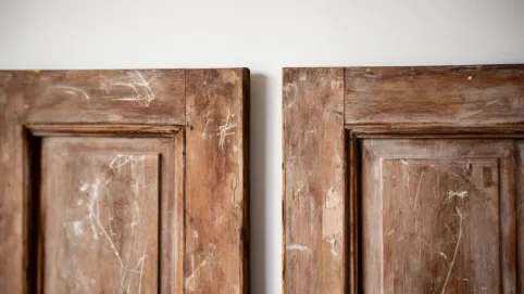 czym pomalować drzwi drewniane