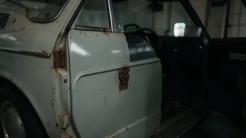 domykanie drzwi w samochodzie