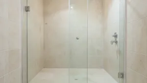 drzwi prysznicowe bez progu