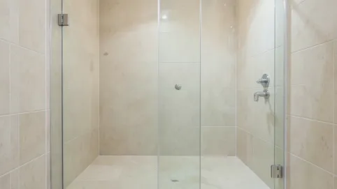 drzwi prysznicowe bez progu