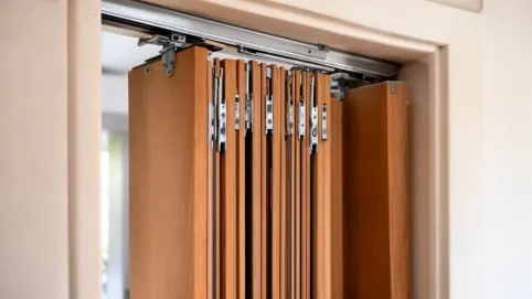 drzwi przesuwne harmonijkowe montaż