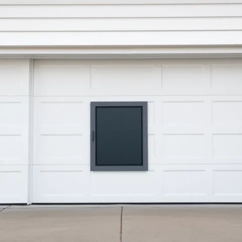 Drzwiczki dla psa w bramie garażowej