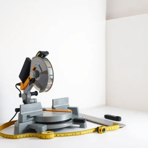 jak dociąć listwy sufitowe w narożnikach