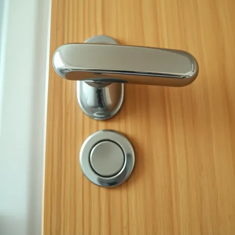 Jak naprawić opadajaca klamkę w drzwiach