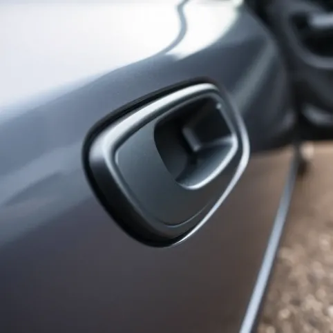 Jak otworzyć drzwi w aucie gdy klamka nie działa