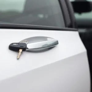 Jak otworzyć zatrzasniete drzwi VW Polo 9n