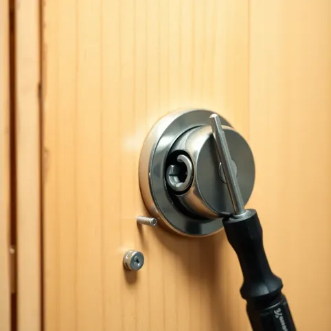 Jak wymienić wkładkę w zamku w drzwiach