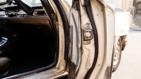 jak wyregulować drzwi samochodowe