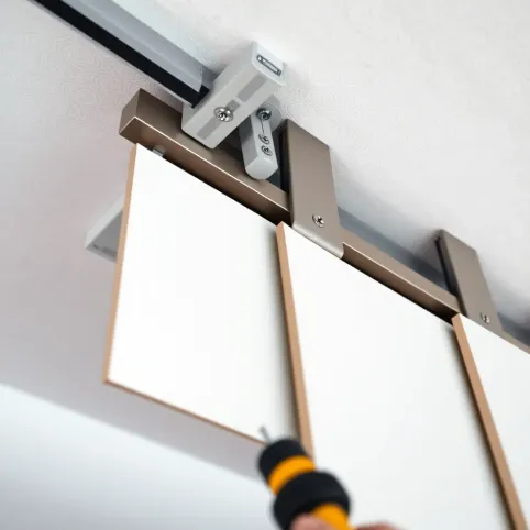 Jak zamontować drzwi przesuwne do sufitu