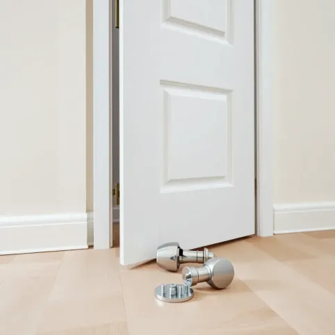 Jak zamontować zamek w drzwiach pokojowych