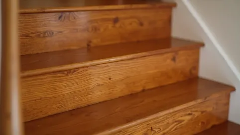 Lakierobejca do schodów drewnianych