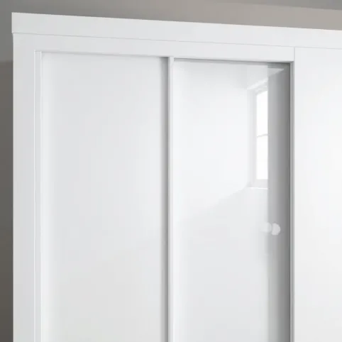 Montaż lustra na drzwiach szafy