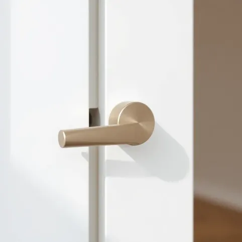 Nowoczesne klamki do białych drzwi