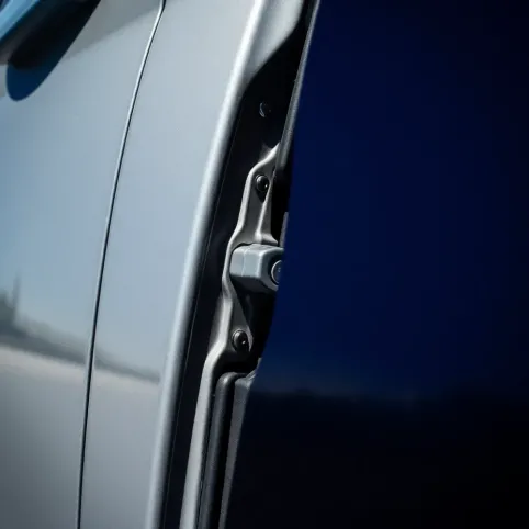 Odstające drzwi w samochodzie