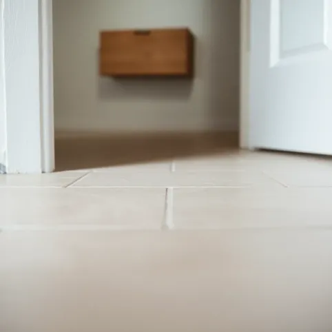 Połączenie płytek z panelami w drzwiach