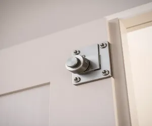 Regulacją drzwi na zawiasach góra dół