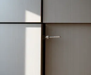 Regulacja drzwi przesuwnych w szafie