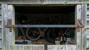 sztaba zabezpieczenie drzwi piwnicy