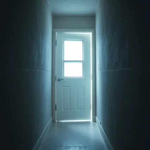 Trzaskanie drzwiami w bloku