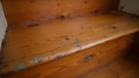 Twardy lakier na schody