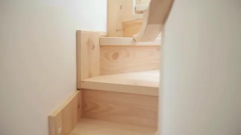 Wykończenie schodów przy ścianie