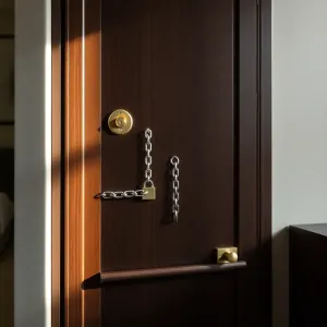 Zabezpieczenie drzwi w hotelu