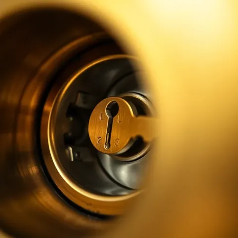 Zamek w klamce do drzwi pokojowych