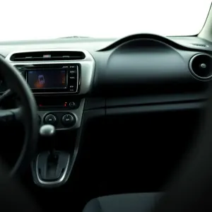 Jak wyłączyć automatyczne zamykanie drzwi Toyota Yaris